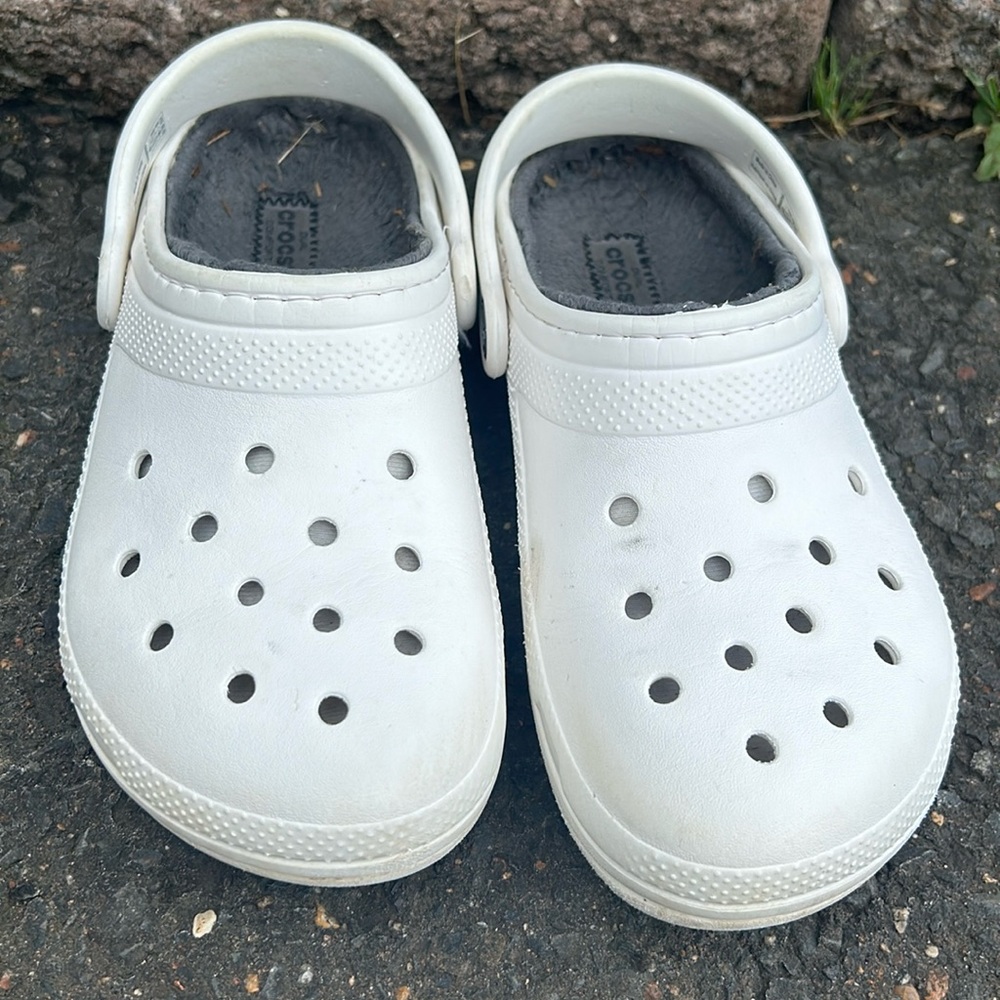 Crocs size- youth 3 white/lined